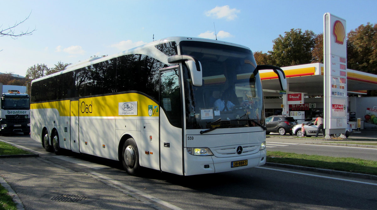 Mercedes Tourismo von Oad Reisen aus den NL 09/2017 in Krems. 