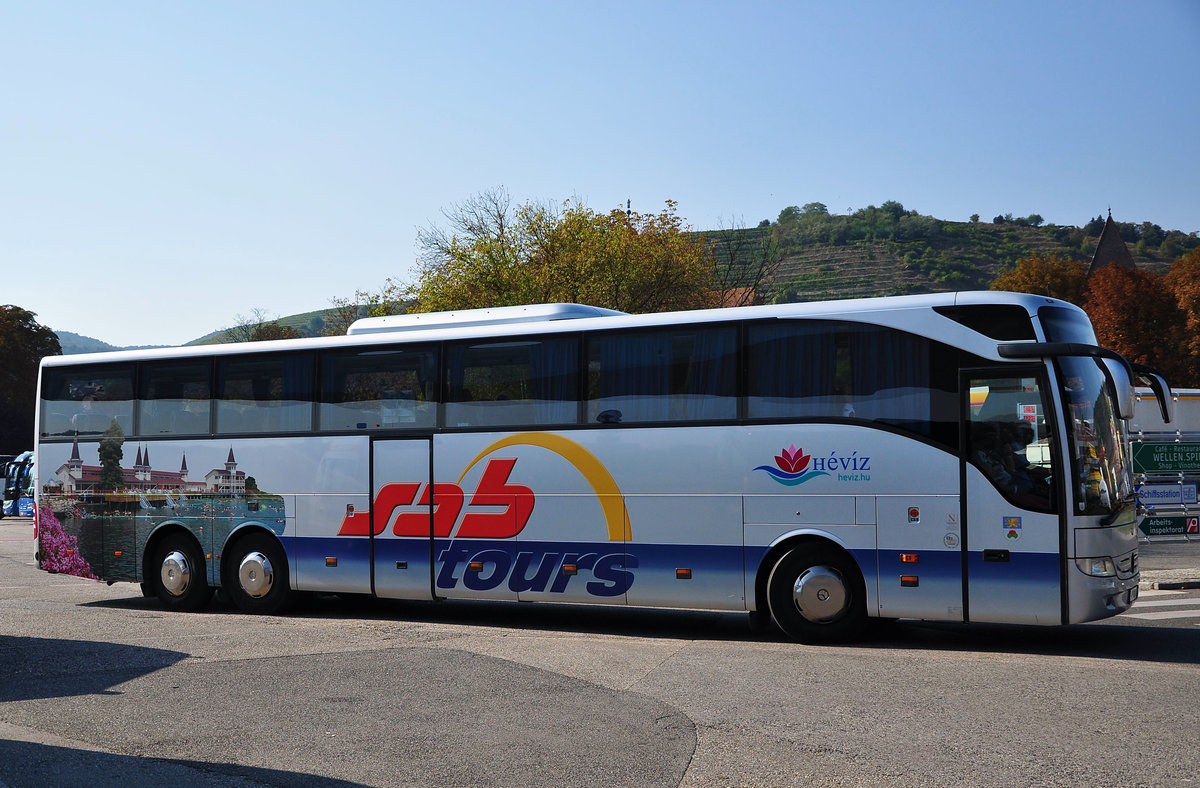 Mercedes Tourismo von SAB Tours aus sterreich in Krems gesehen.