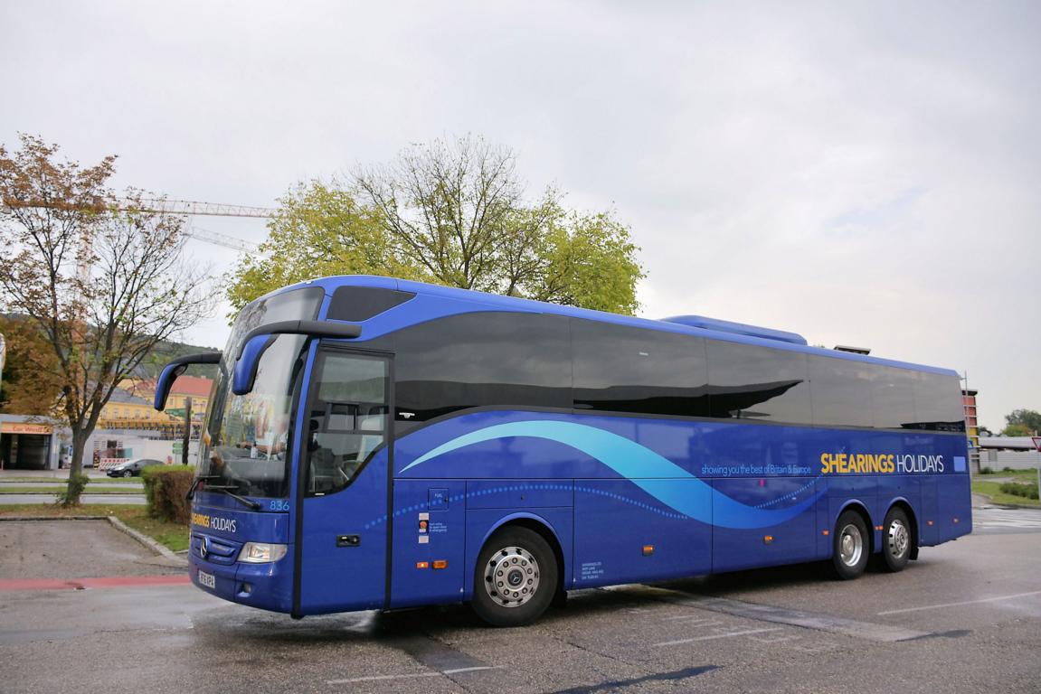 Mercedes Tourismo von Shearings Holidays aus GB (rechts gesteuert) 2017 in Krems.