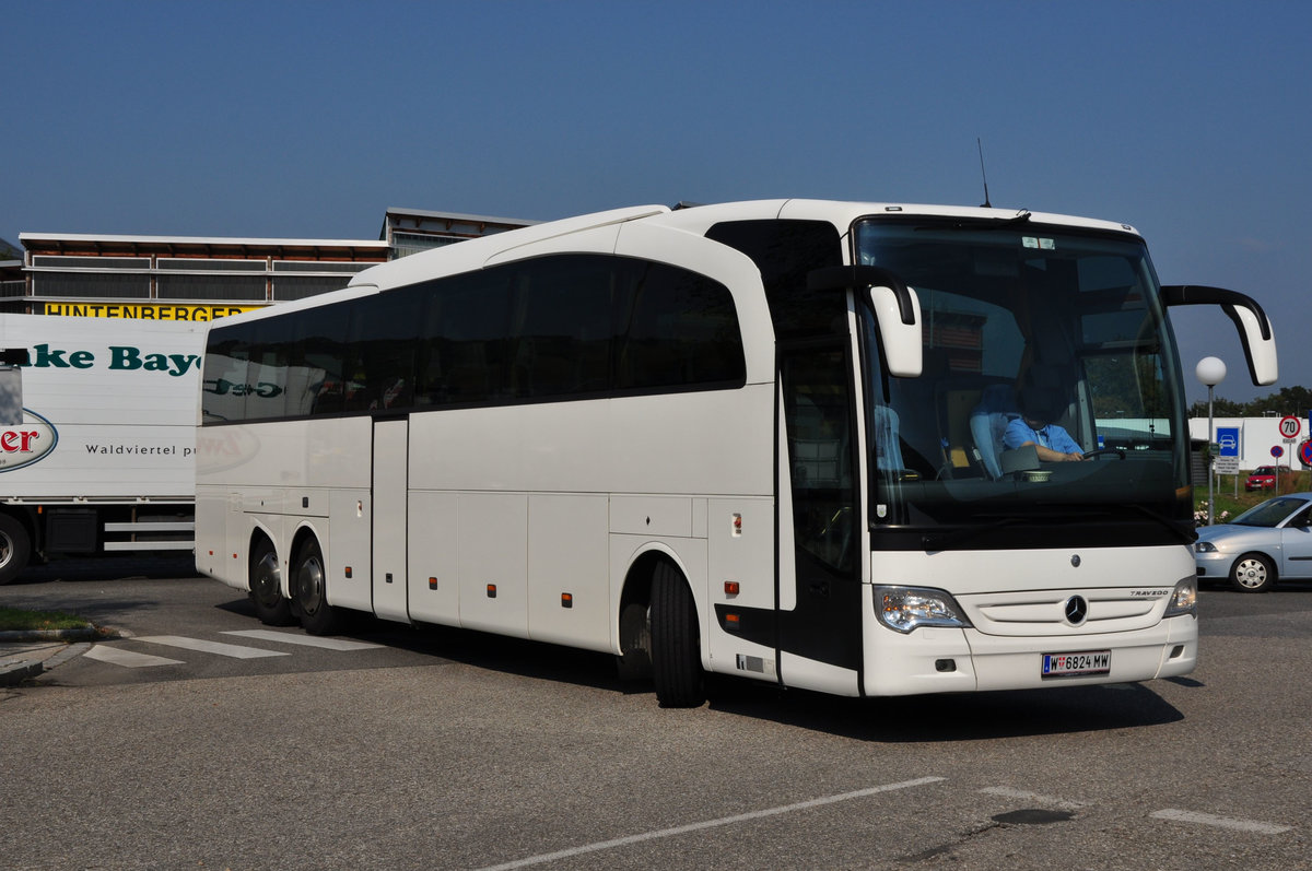 Mercedes Travego aus Wien in Krems.