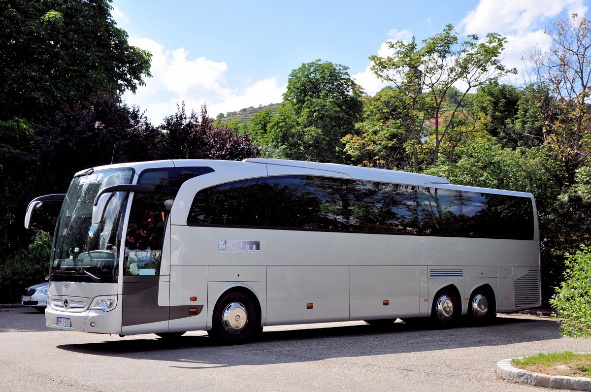 Mercedes Travego von Kuti Travel aus Ungarn im Juni 2015 in Krems.