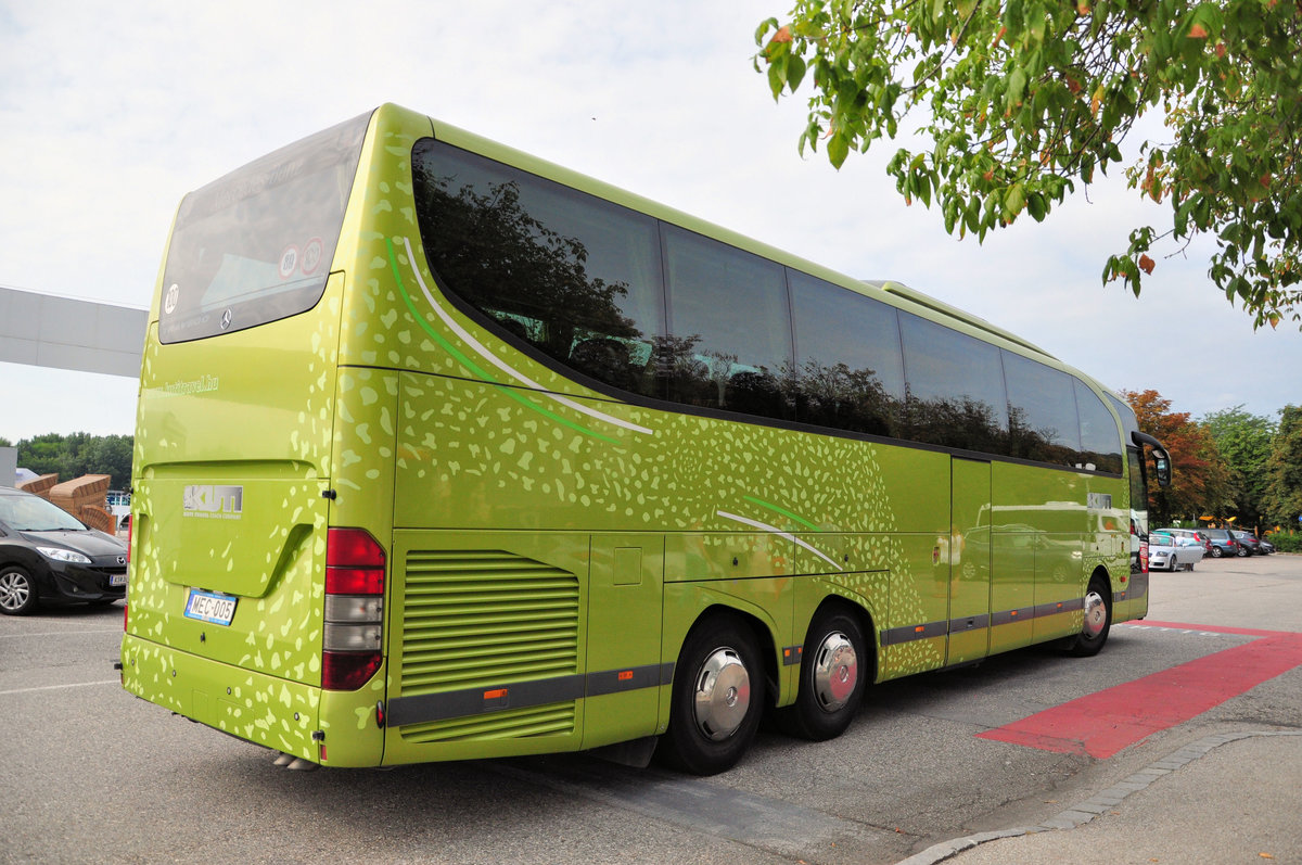 Mercedes Travego von Kuti Travel.hu in Krems gesehen.