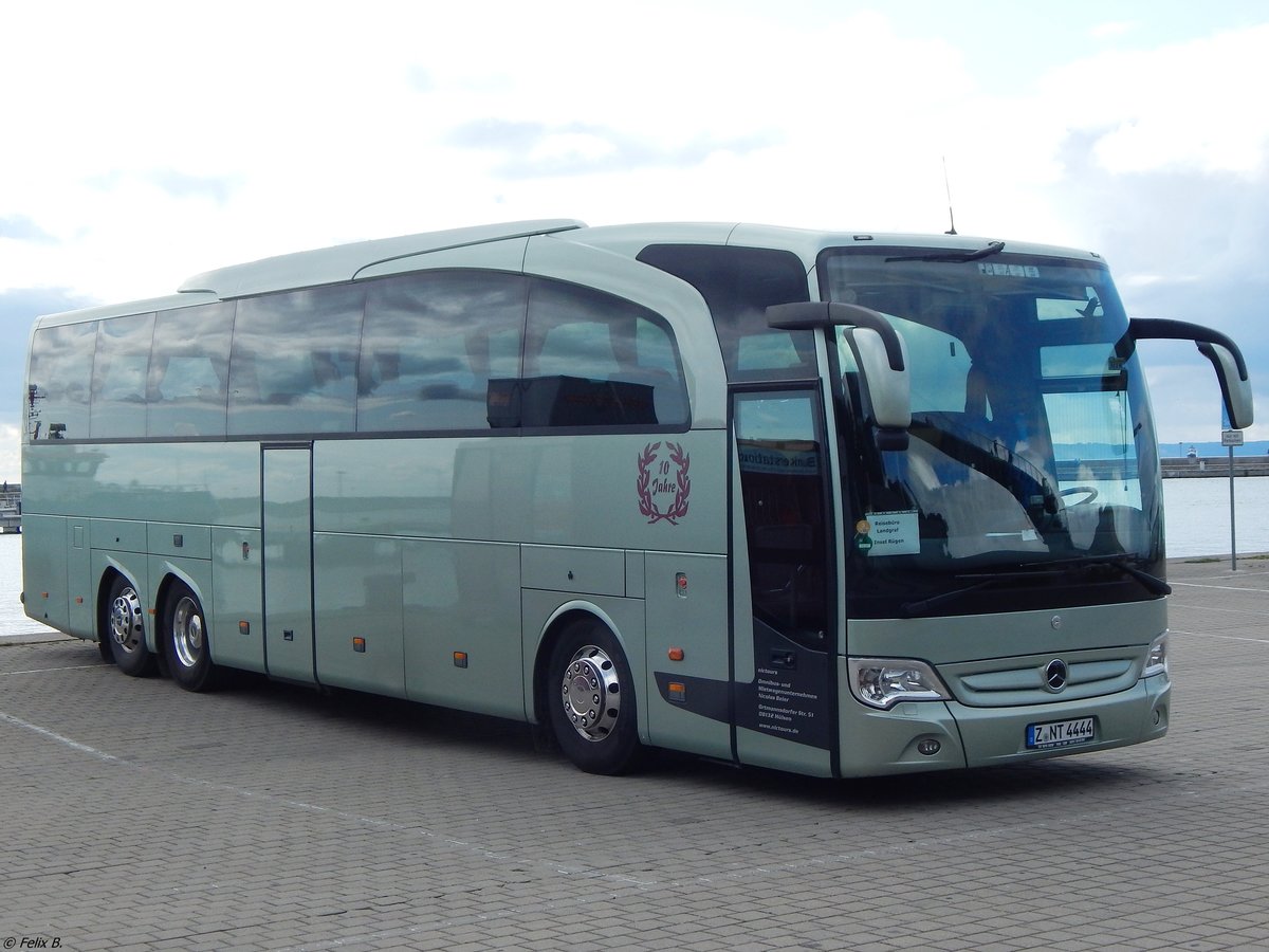 Mercedes Travego von Nictours aus Deutschland im Stadthafen Sassnitz.