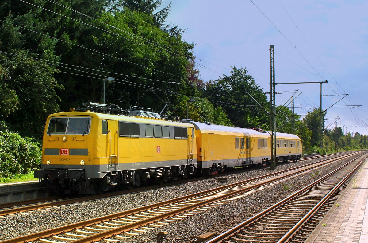 Messzug der DB Netz Instandhaltung...111 059-2 plus Railab 3 99 80-93 60 001-8(Messwagen Railab 3 BA 327.0 der DB Netz AG Maschinenpool, Berlin, ex A-ÖBB 73 81 88-95 002-1 WRmz, ex DB 73 80 88-95 038-6 WRmz 137.2, ex DB 61 80 88-94 536-4 WRbumz 139) plus Versorgungssteuerwagen 99 80 93-60 007-5(Versorgungssteuerwagen BR 721.1 der DB Netz AG Maschinenpool Berlin, Unt BCS X 10.03.16, ex 60 80 99-94 000-9 Dienst mz 307, ex 63 80 99-94 025-3 Dienst mz 307, ex Bimz Raw Halberstadt 1989/ABm65, EBA 05E20A001). Schleswig 07.09.2017