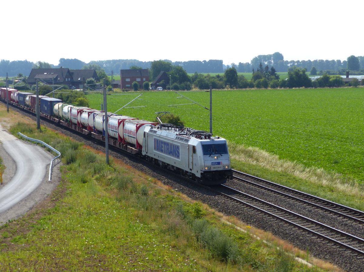 Metrans HHLA (Hamburger Hafen und Logistik AG) loc 386 028-5 Baumannstrasse, Praest bei Emmerich am Rhein 06-07-2018.

Metrans HHLA (Hamburger Hafen und Logistik AG) loc 386 028-5 Baumannstrasse, Praest bij Emmerich 06-07-2018.