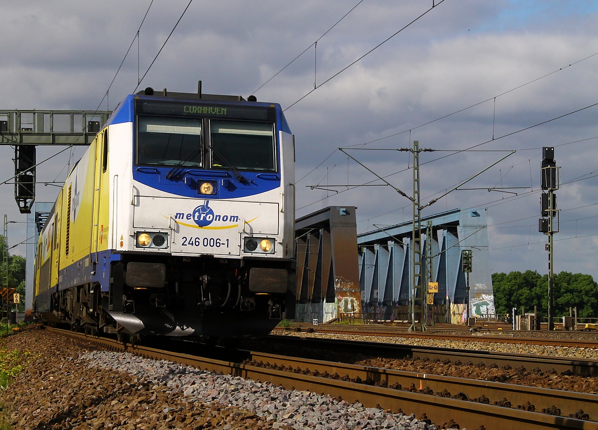 Metronom 246 006-1 dieselt hier mit dem RE5 nach Cuxhaven über die Süderelbbrücken Richtung Hamburg-Harburg vorbei an den Fotografen. 16.06.2015