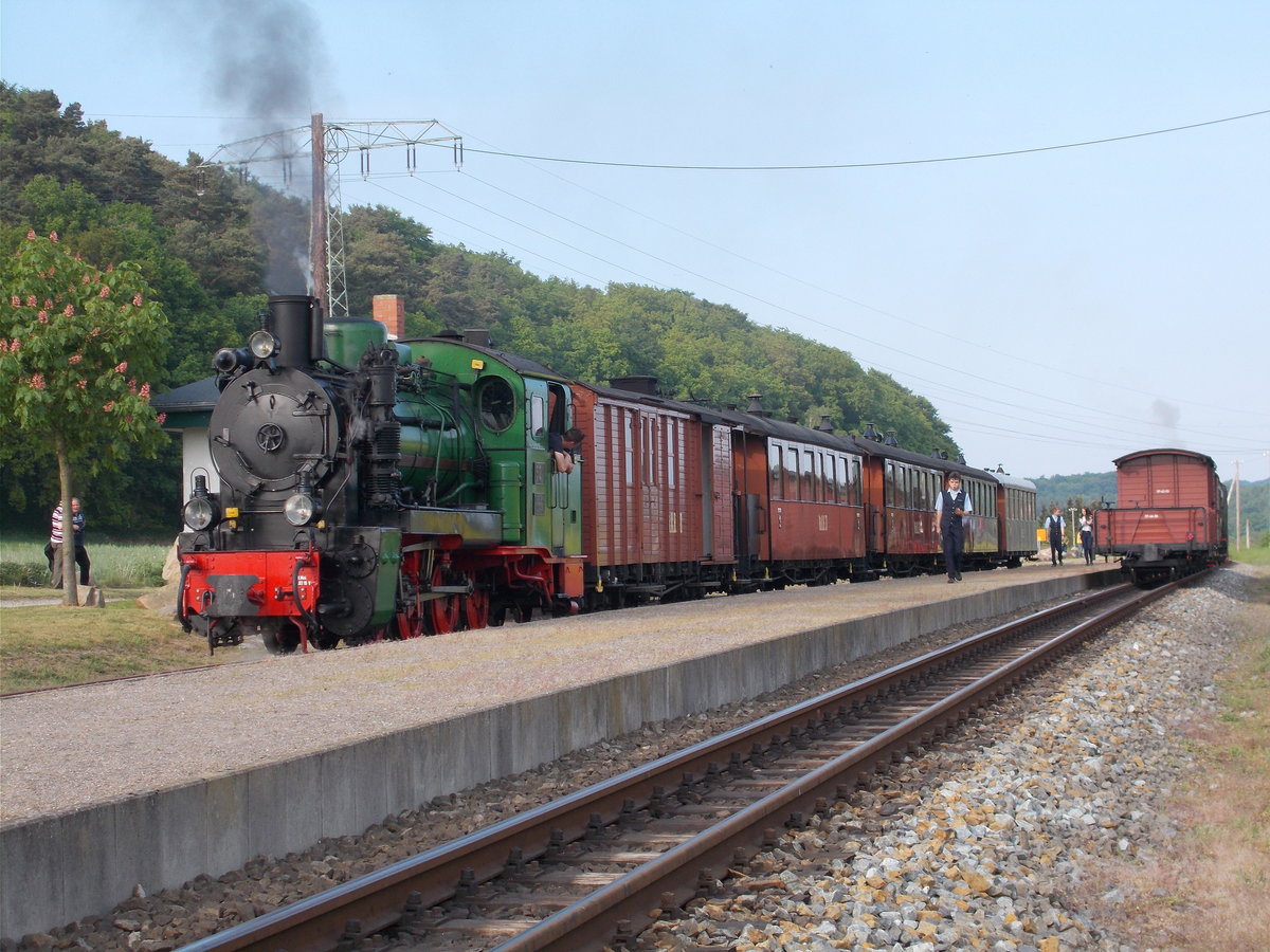 Mh52 und der Traditionszug bei der Zugkreuzung in Seelvitz am 21.Mai 2016.