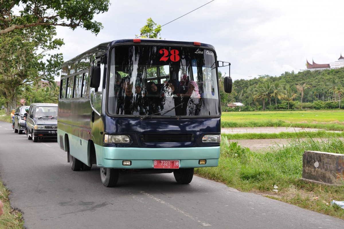 Mir unbekannter Linienbus im Juni in Nordsumatra gesehen.