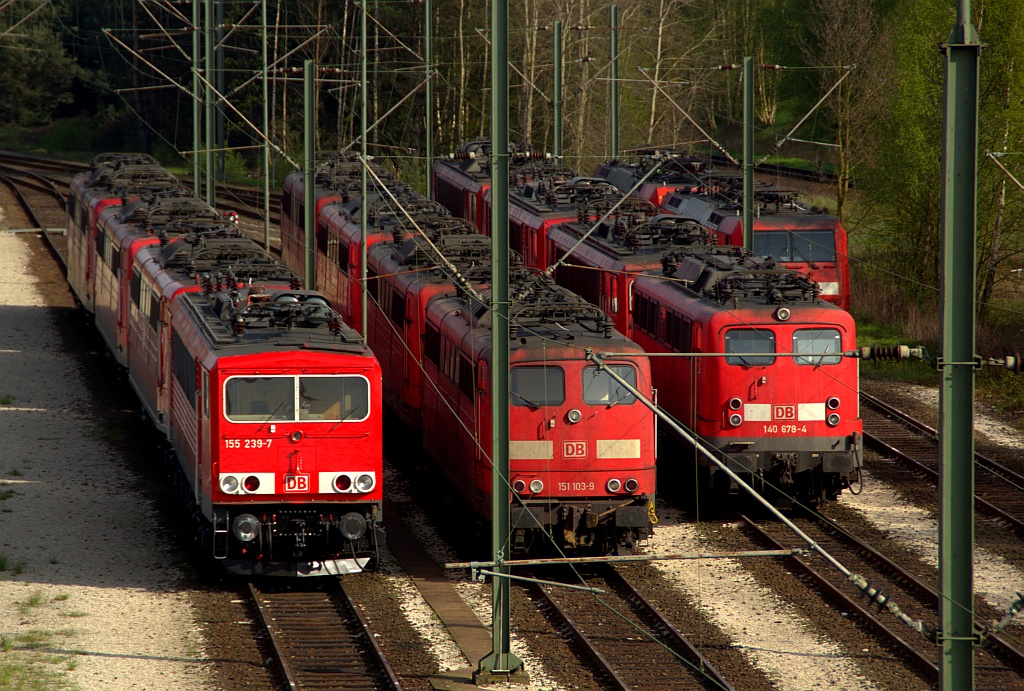 Mit die ältesten Fahrzeuge die die Bahn nutzt stehen hier einträchtig nebeneinander...155 239(frisch untersucht)151 103 und 140 678 sowie eine unbekannte 189 im Abstellbereich Maschen Gbf. 28.04.12