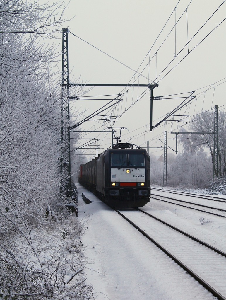 Mit Beginn des Gz Winter II Fahrplanes kommt Sonntagvormittags jetzt immer ein Lauritzen KLV gezogen von einer TXL-Lok durch Schleswig gefahren, hier ist es die MRCE/TXL 185 408-2 die mit dieser Aufgabe unterwegs nach Dänemark war. Schleswig 01.02.2015