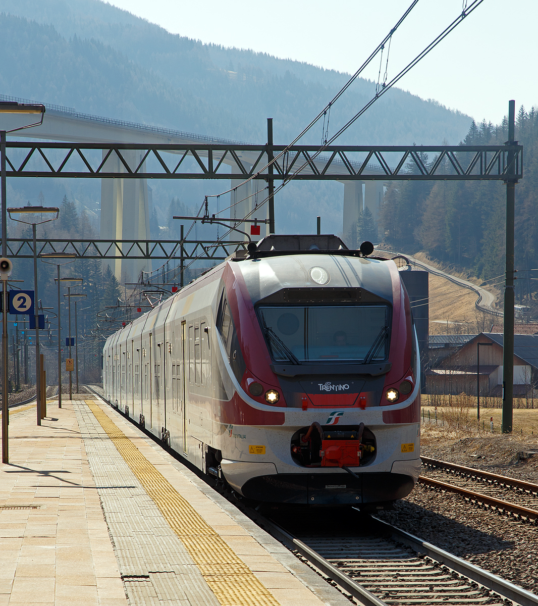 Mit dem „JAZZ“  beginnt unsere erste Etappe der Rckreise vom schnen Gossensa/Colle Isarco hinauf zum Brenner/Brennero.....
Der Trenitalia Trentino ETR 526 015, ein sechsteiliger Alstom Coradia Meridian „JAZZ“  erreicht am 28.03.2022, als Regionalzug von Meran/Merano via Bozen/Bolzano nach Brenner/Brennero, den Bahnhof Gossensa/Colle Isarco. 