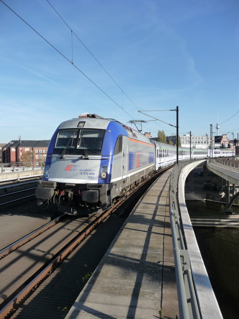 Mit dem EC aus Gdynia fhrt 5 370 009 der PKP am 31.10.13 in Berlin HBF ein.