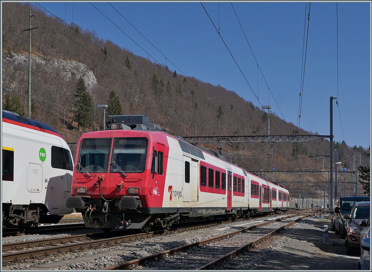 Mit dem neuen Betriebskonzept im Vallée de Joux ab August 2022 werden die Züge in Le Day geflügelt und das Vallée de Joux kommt in den Genuss von stündlichen Direktverbindungen nach Lausanne und Aigle (S2), im Gegenzug verliert Vallorbe die stündlichen Verbindungen ins Vallée de Joux und folglich werden die TRAVYS Domino Züge hier nur nur selten zu sehen sein. Der TRAVYS RBDe 560 384-0   Lac Brenet  (UIC RBDe 560 DO TR 94 85 7 560 348-0 CH-TVYS) verlässt Vallorbe in Richtung Le Brassus.

24. März 2022