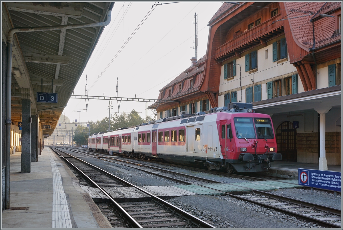 Mit dem neuen Betriebskonzept im Vallée de Joux ab August 2022 werden die Züge in Le Day geflügelt und das Vallée de Joux kommt in den Genuss von stündlichen Direktverbindungen nach Lausanne und Aigle (S2), im Gegenzug verliert Vallorbe die stündlichen Verbindungen ins Vallée de Joux und folglich werden die TRAVYS Domino Züge hier nur nur selten zu sehen sein. Im Bahnhof steht der TRAVYS RBDe 560 384-0   Lac Brenet  (UIC RBDe 560 DO TR 94 85 7 560 348-0 CH-TVYS), der nach einer kurzen Wendezeit nach Le Brassus zurück fahren wird.

24. März 2022