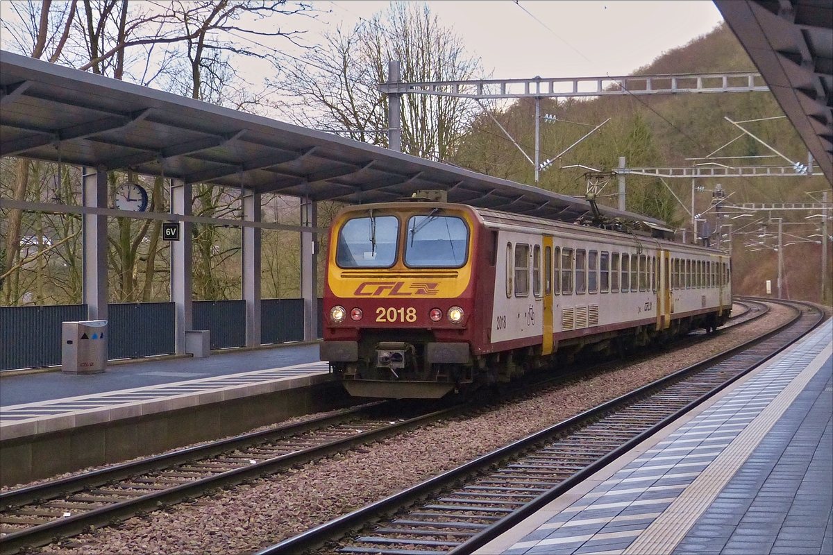 Mit diesem Bild wnschen wir allen Besuchern unserer Seite ein frohes und glckliches Neues Jahr. Hans und Jeanny

Zum Bild: Der Triebzug Z 2018 erreicht am 30.12.2017 als RB 3538 Diekirch - Luxembourg die neue Haltestelle Pfaffenthal-Kirchberg. (Hans)