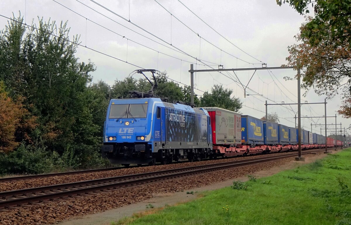 Mit ein voller Rzepin-Shuttle KLV d�nnert am 14 Oktober 2020 LTE 186 942 durch Wijchen.