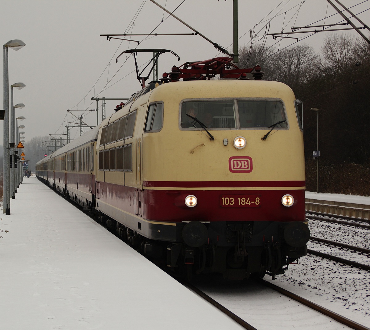 Mit einem astreinen Nostalgie IC verließ die 103 184-8 mit dem IC 2417 Hanseat Schleswig Richtung Köln. Gruß zurück an den Tf !!!!! Schleswig 12.02.12