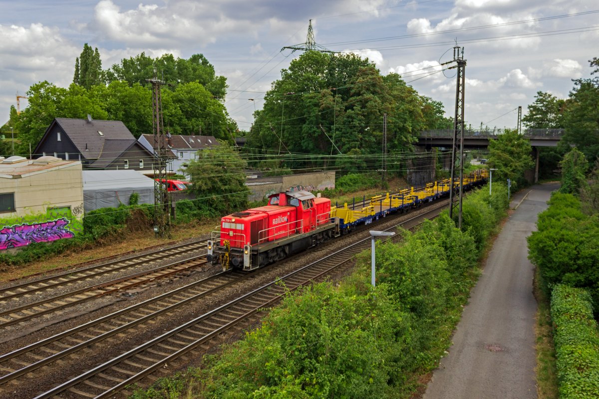 Mit einem aus augenscheinlich recht neuen G�terwagen rollt 294 798 an der Aussichtsplattform in der N�he des Rangierbahnhofs Osterfeld vorbei.