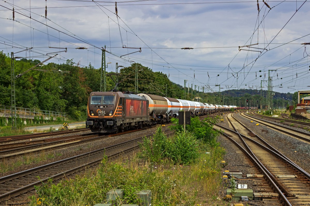 Mit einem aus Kesselwagen gebildeten Ganzzug durchfhrt 187 536 von HSL am 29.07.22 Brackwede.