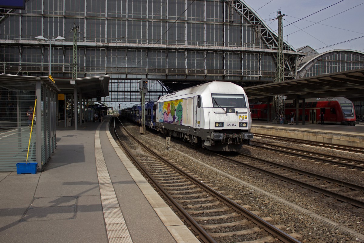 Mit einem Autozug (davon fahren echt viele in Richtung Bremerhaven) durchfährt 223 154, die dem Autozugbetrieber Private Car Train gehört, den Bremer Hbf.