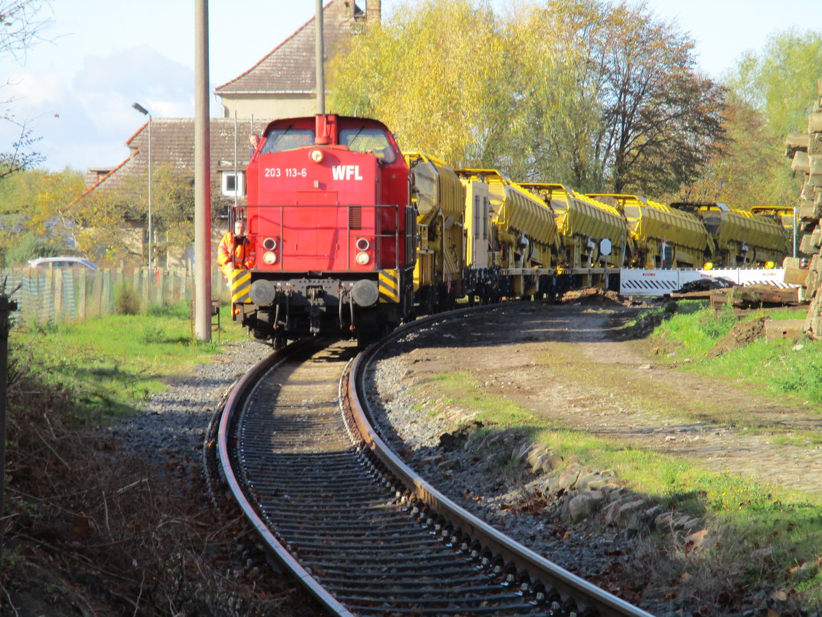 Mit einem Bauzug ist die WFL Lok.Nr.21,am 28.Oktober 2019,in Grimmen Schützenplatz unterwegs.