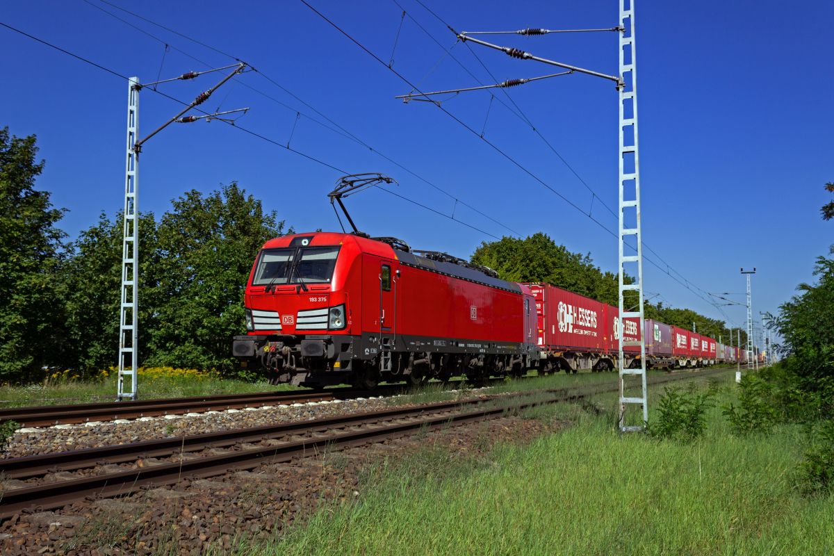 Mit einem Containerzug, der �berwiegend mit Containern einer einzelnen Spedition beladen ist, f�hrt 193 375 auf dem Berliner Au�enring in Richtung Westen.
