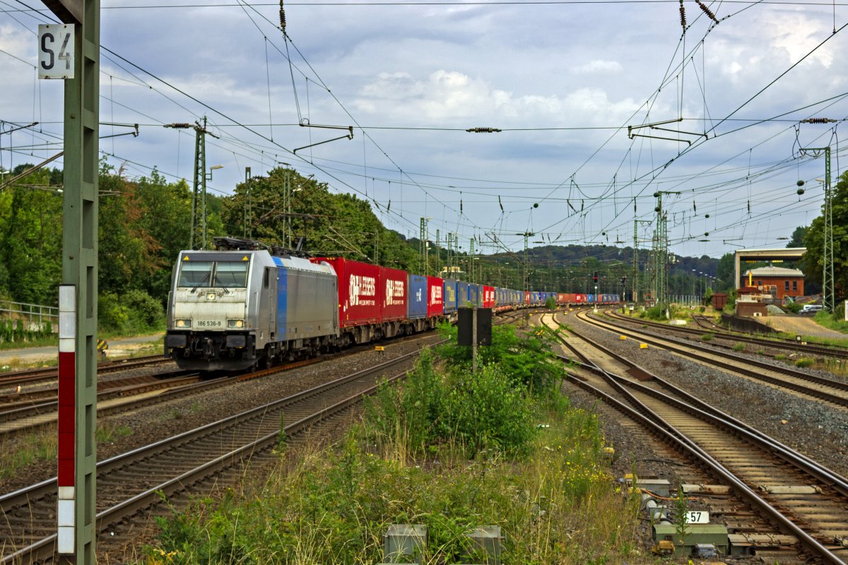 Mit einem Containerzug verl�sst 186 536 den G�terbahnhof von Brackwede in Richtung Ruhrgebiet.