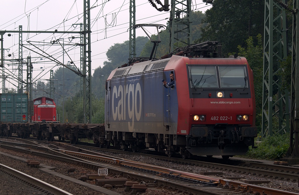 Mit einem freundlich grüßenden Tf ausgestattet rollt hier die SBB 482 022-1 mit einem leeren Containertragwagenzug durch HH-Harburg. 02.10.2010