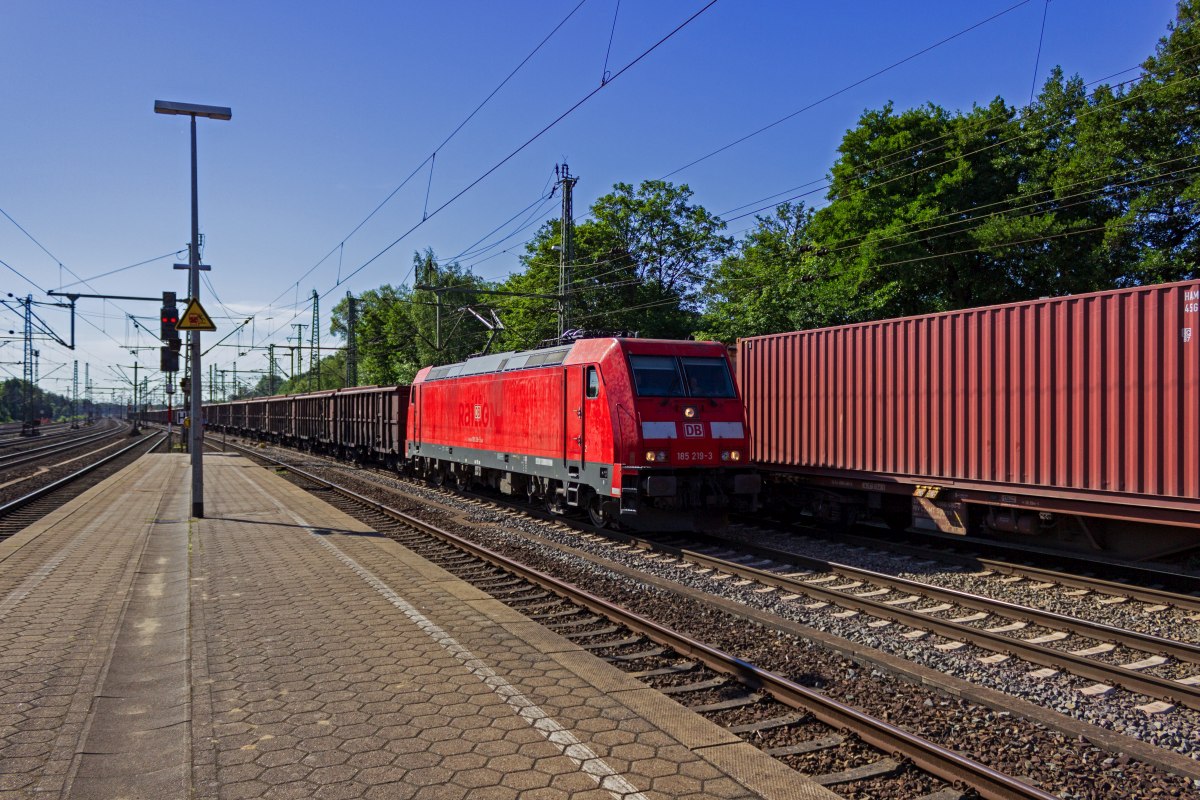 Mit einem Ganzzug aus offenen G�terwagen ist 189 219 hier nordw�rts unterwegs.