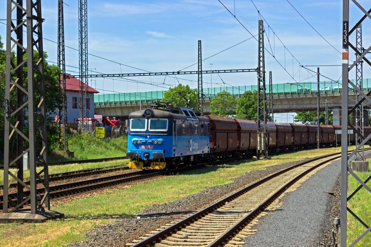 Mit einem Ganzzug aus Selbstentladewagen fuhr 130 025 von ČD Cargo am 25.06.19 in den G�terbahnhof Praha-Běchovice ein.