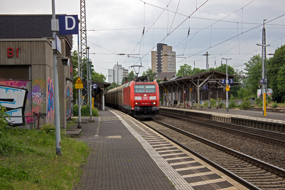 Mit einem Gterzug durchfhrt 185 085 am 13.06.17 den Bahnhof Bonn-Beuel.