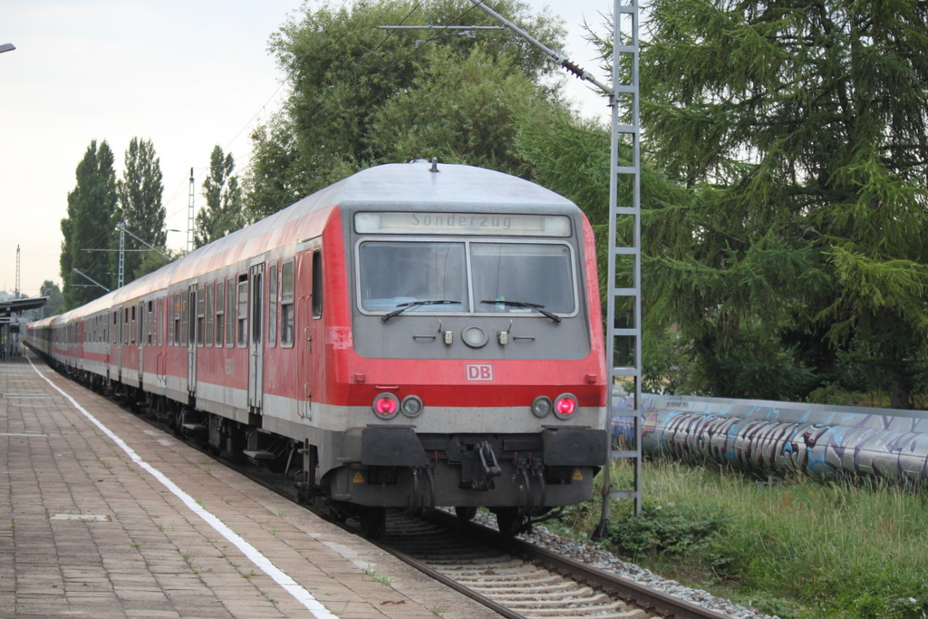 Mit einem Halberstdter Steuerwagen am Ende war der Sonderzug 13290 von Warnemnde nach  Ostbahnhof unterwegs gegen 08:04 Uhr war am 12.08.2015 die Durchfahrt im Haltepunkt Rostock-Holbeinplatz. 