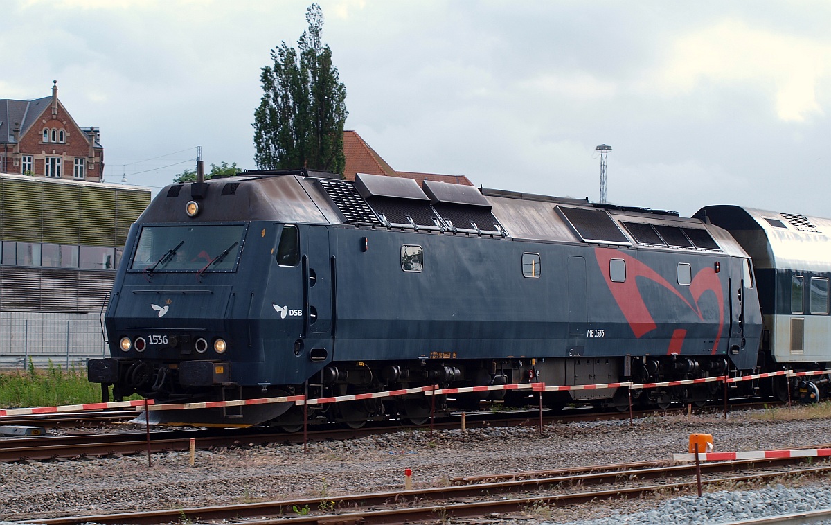 Mit einem IC aus Kopenhagen kommend fährt die Litra ME 1536 in den Aarhuser Bahnhof ein. 18.06.2010