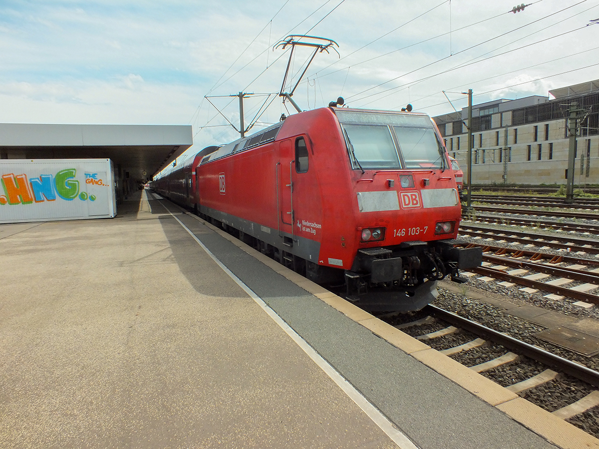 Mit einem RegionalExpress aus Norddeich hat 146 103 am 13.08.14 Hannover erreicht und begibt sich, nachdem die Fahrgäste ausgestiegen sind, in die Abstellung.