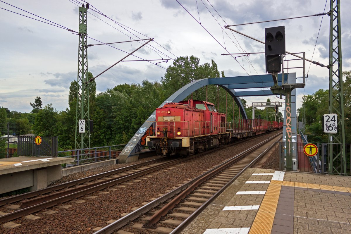 Mit einem bergabegterzug aus Richtung Frankfurt fhrt 298 307 am 28.08.2020 durch Erkner.