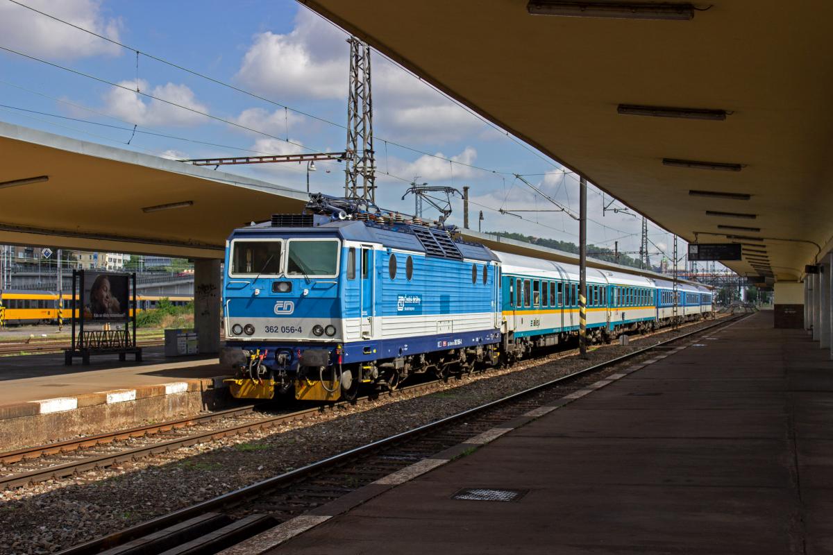 Mit Ex 358  Zpadn Express  nach Mnchen hlt 362 056 in Praha-Smchov. Die Lok bleibt bis Plzeň hl.n. am Zug, ab da bernimmt eine Diesellok von ALEX.