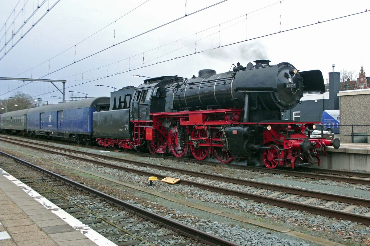 Mit der Kerst-Express nach Bonn ist am 21 Dezember 2019 SSN 23 023 in venlo eingetroffen. In Venlo wirdr sie abgekuppelt und von einer CBB 110 ersetzt.