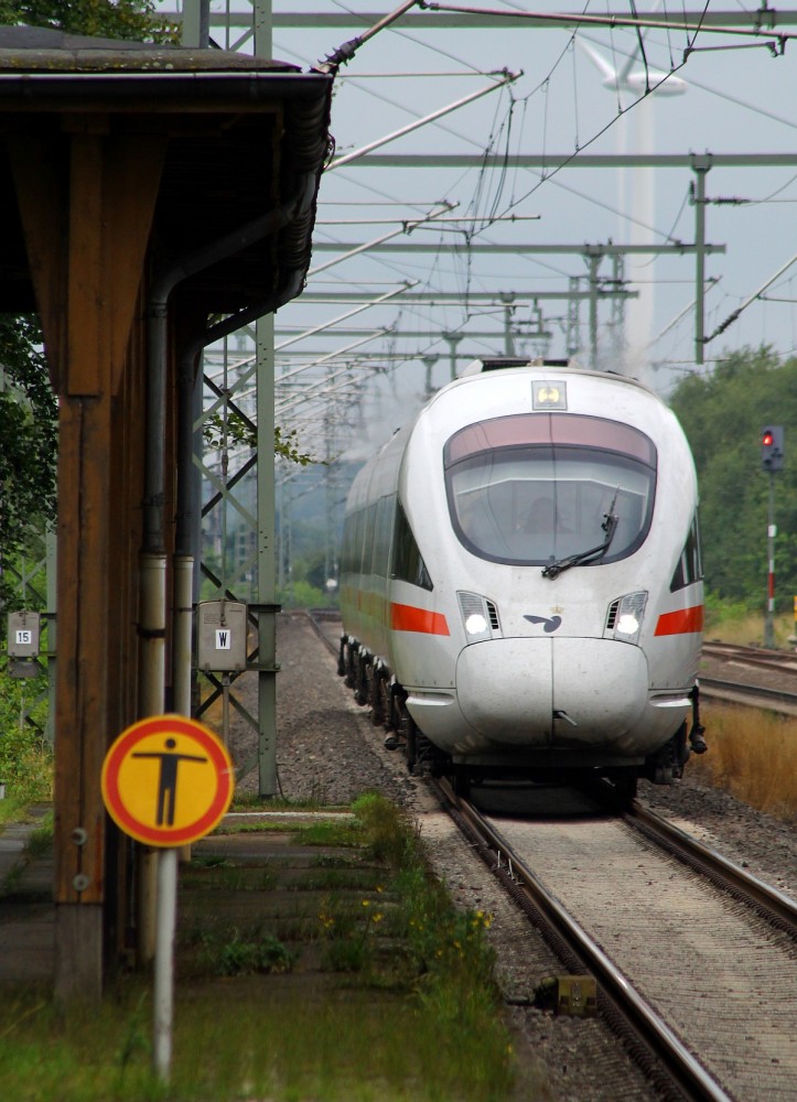 Mit knappen 15min plus rauscht hier der ICE(T)D 605 014/114/214/514 mit mächtigem Tempo durch Jübek. 17.08.2013