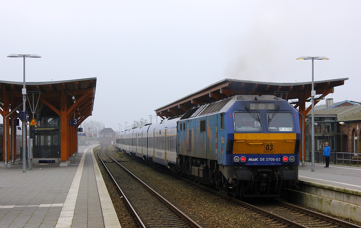 Mit lautem Getöse schiebt die 251 003-0(REV/VL/25.04.14)ihre NOB Richtung Hamburg aus dem Bhf Niebüll. 01.11.2015