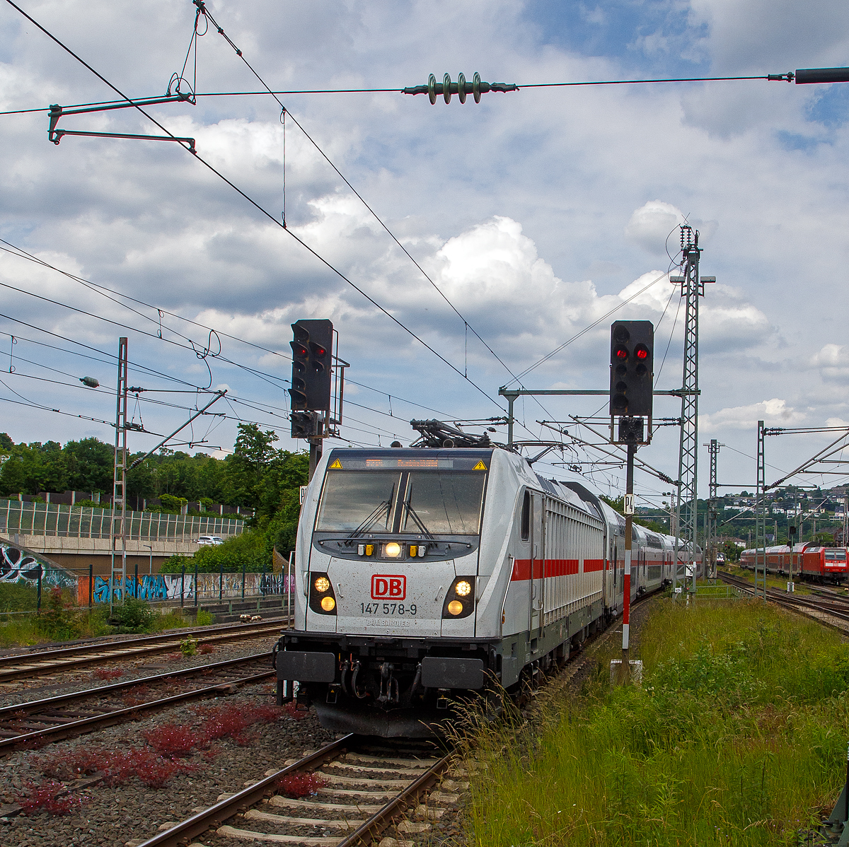 Mit Lichtsignal den Fotografen grend, erreicht die 147 578-9 (91 80 6147 578-9 D-DB – IC 4905) der DB Fernverkehr AG, mit dem IC 2321 (Norddeich Mole - Mnster Hbf - Siegen Hbf - Frankfurt am Main Hbf), pnktlich den Hauptbahnhof Siegen. 

Nochmal einen lieben Gru an den netten Lokfhrer zurck.
