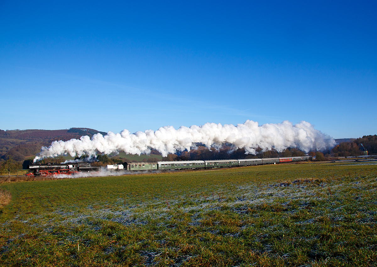 
Mit m�chtig langer Rauchfahne �ber den Westerwald....
Die 52 1360-8 bzw. 52 360  (90 80 0052 360-9 D-HEV) vom Verein zur F�rderung des Eisenbahnmuseums Vienenburg e.V.  mit dem Dampfsonderzug der Eisenbahnfreunde Treysa e.V., am 03.12.2016 auf der Gl�hweinfahrt von Limburg nach Westerburg  �ber die Oberwesterwaldbahn (KBS 461), hier bei Berzhahn.

Die Lok wurde 1943 von August Borsig Lokomotiv-Werke in Berlin unter der Fabriknummer 15457 gebaut. Sie ist noch eine der letzten drei Altbau 52er mit Generalreparierten Kessel der DR.