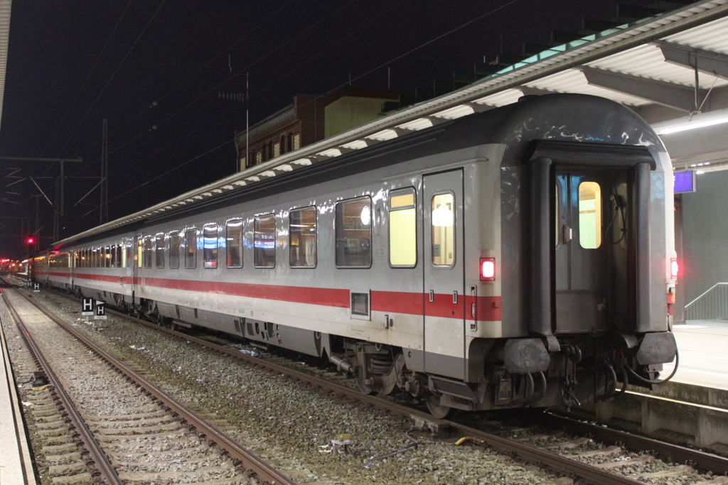 Mit nur 4x Wagen stand der IC 2090 von Rostock Hbf nach Stralsund Hbf im Rostocker Hbf bereit.02.02.2018