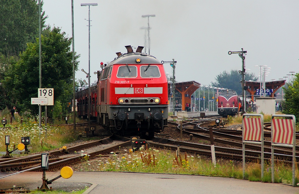 Mit ordentlichem Radau verlässt hier die 218 307-7 zusammen mit der 218 385-3 und einem voll ausgelasteten  SyltShuttle  den Bahnhof Niebüll. 04.08.12