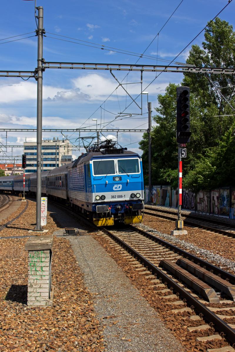 Mit R 716  Vltava  von Česk Budějovice kommend erreicht 362 086 am 21.06.19 Praha-Holeovice.