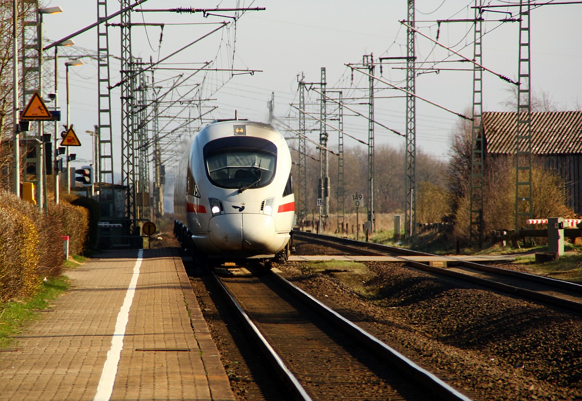 Mit sehr hohem Tempo rauscht hier der ICE TD 605 006 als ICE 380 nach Aarhus/DK durch Jübek. 24.03.2012