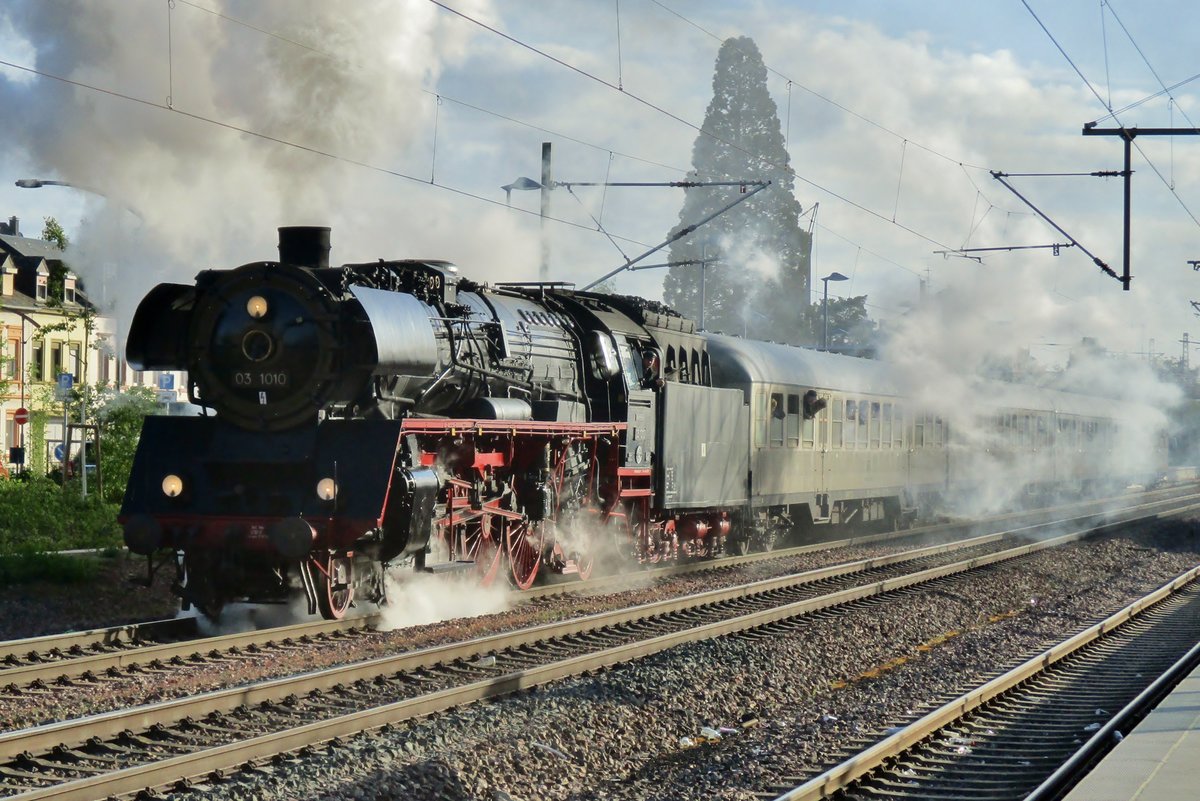 Mit viel Dampf verl�sst 03 1010 Konz am 28 April 2018. 