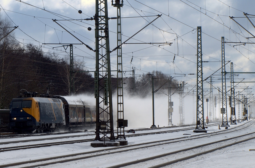 Mit Volldampf ähm Vollstrom rauscht die damals noch blau-gelbe EG 3102 mit einem H Wagen Zug durch HH-Harburg. 06.03.2010