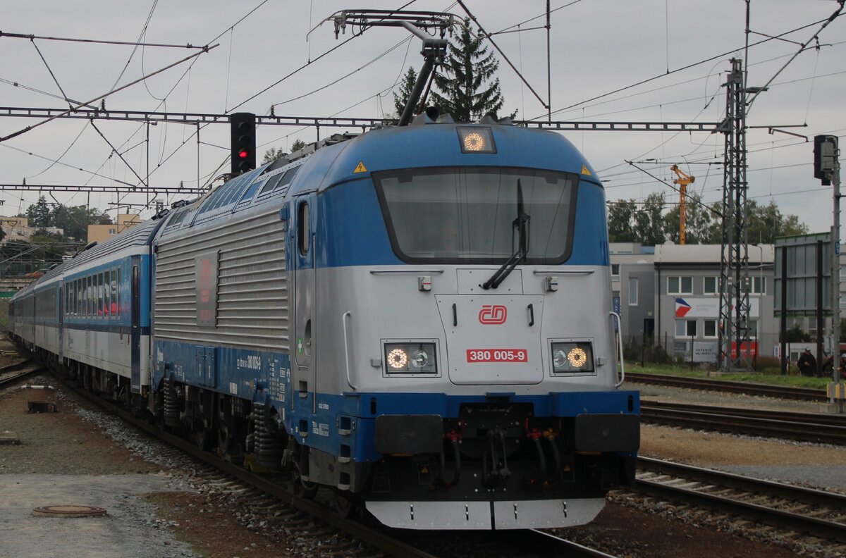 Mit zooming von Bahnsteig: CD 380 005 treft am regnerischen Nachmittag von 27 September 2025 in Benesov u Prahy ein mit ein Rychlyk nach Ceske Budejovice.