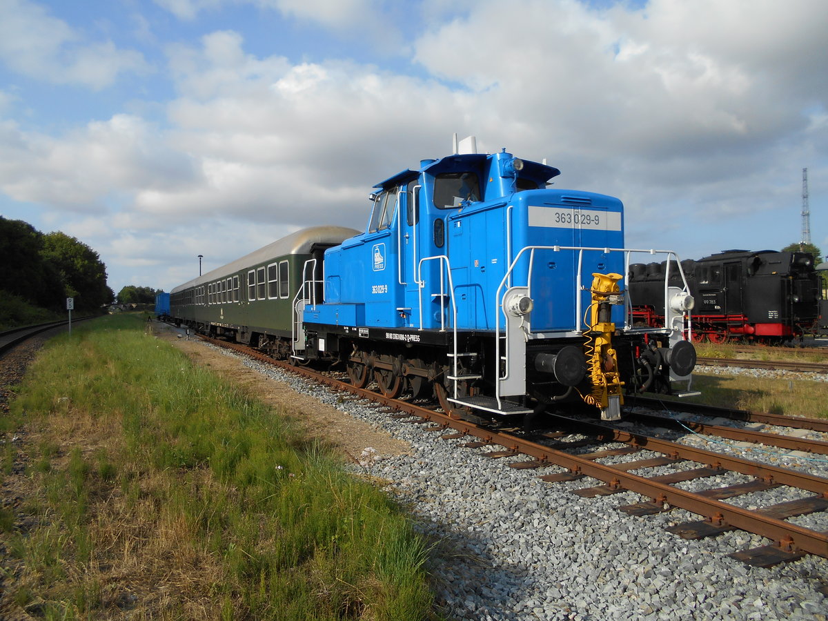 Mit zwei DB Schnellzugwagen stand die PRESS 363 029,am 08.Juli 2018,in Putbus.