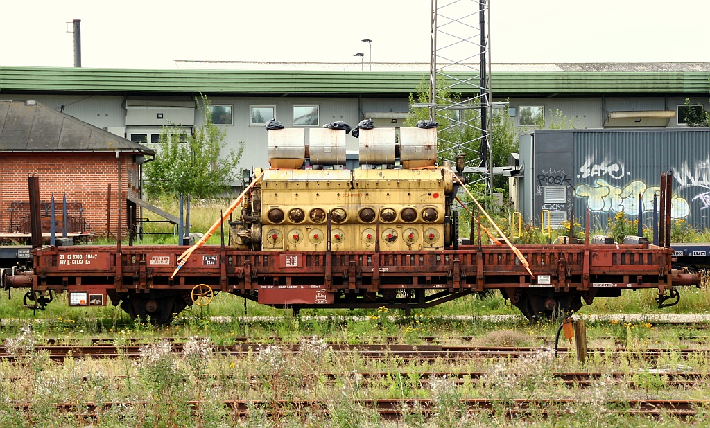 Mitgeliefert wurde auch gleich ein Ersatzmotor in diesem Fall einer der beliebten und bewährten vom Typ GM 16-567C(Zweitakt 16 Zylinder) der auch in der Baureihe MY benutzt wird, hier steht er sicher befestigt auf einem Wagen der CFL Cargo vom Typ Ks abgestellt in Padborg. 31.08.12